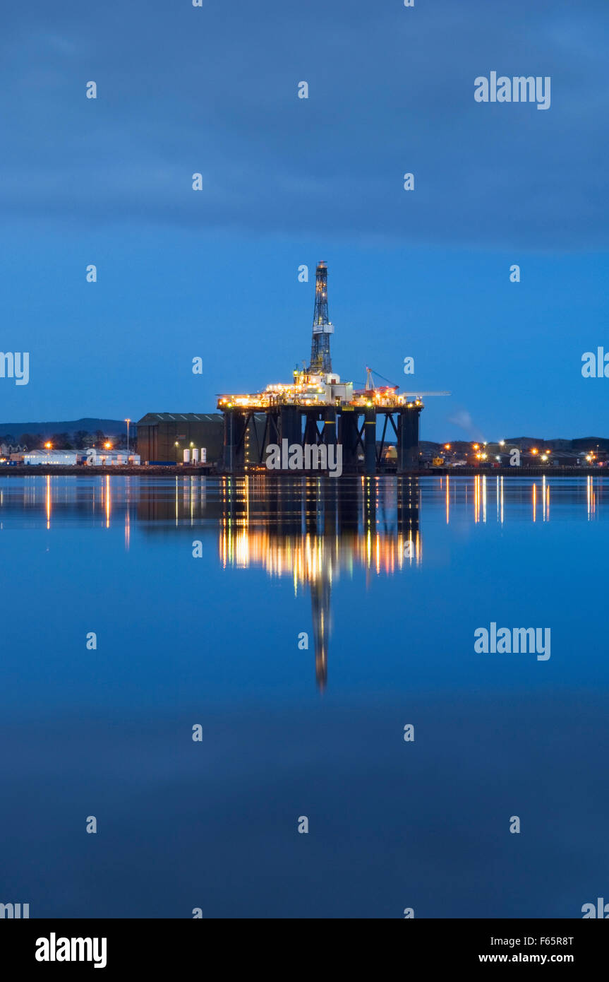 Oil Rig amarrado en el Cromarty Firth en Invergordon al anochecer, Ross-shire, Escocia, Reino Unido. Foto de stock