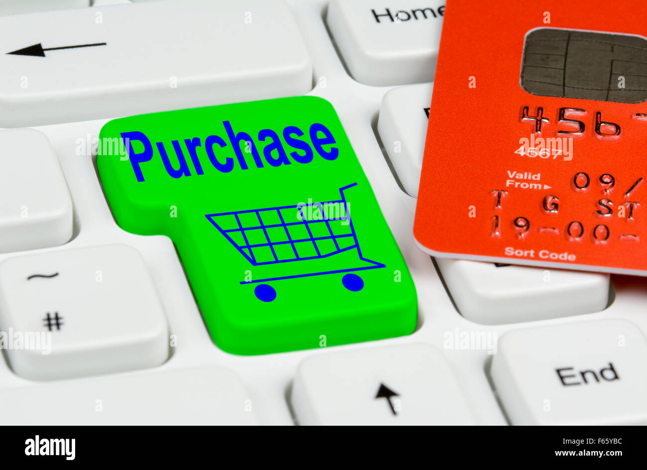 Botón de compras en línea en un teclado de ordenador.con tarjeta de débito o tarjeta de crédito preparada para el pago. Foto de stock