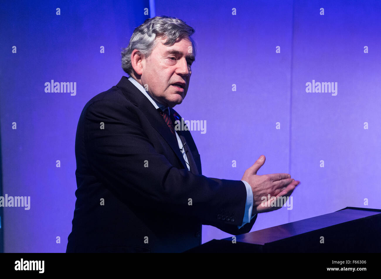 El ex primer ministro, Gordon Brown,da un discurso en el centro de Londres Foto de stock