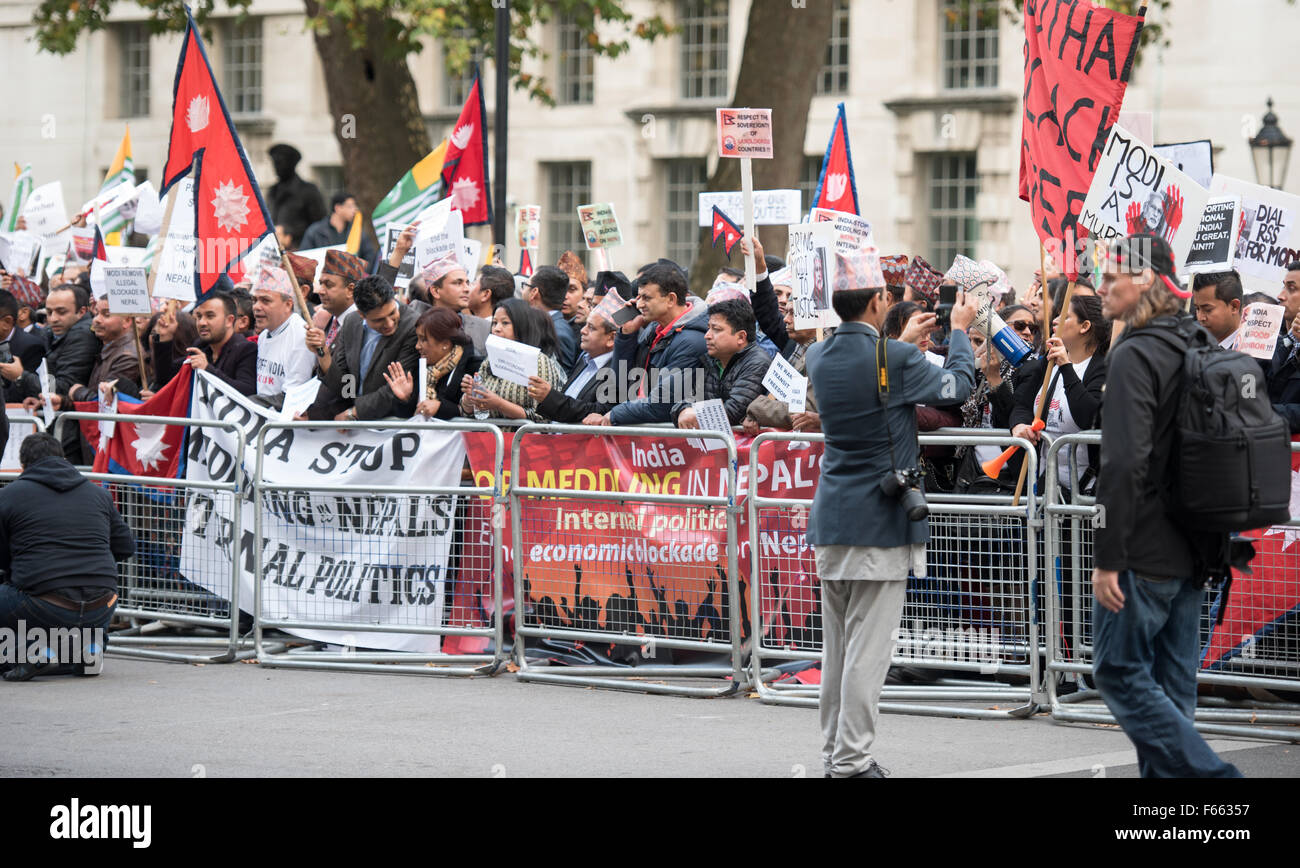 Los manifestantes contra la visita del Primer Ministro de India en el Reino Unido se celebran fuera de Downing Street, Londres, donde PM Modi estaba visitando a David Cameron, Primer Ministro británico Ian Davidson Crédito/Alamy Live News Foto de stock