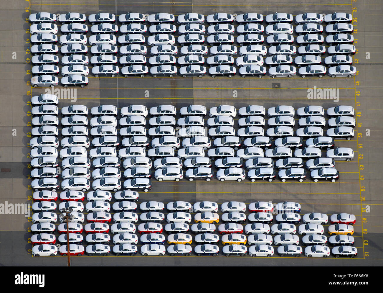 Los nuevos coches Audi listo para ser enviado, Uni Kai en el puerto de Hamburgo, Hamburgo, Alemania. Foto de stock