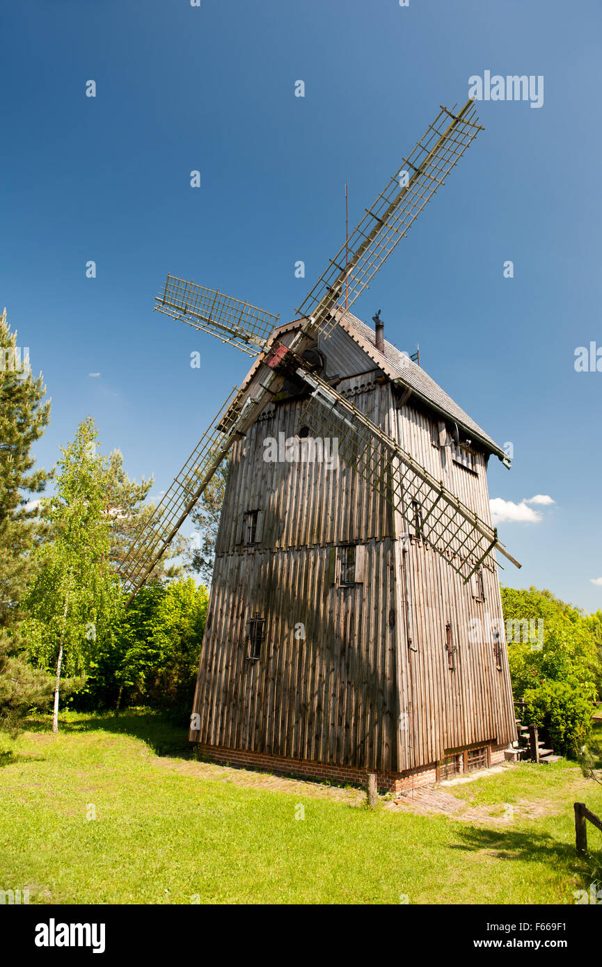 Antiguo molino de viento de madera de construcción con cuchillas en Mecmierz, Polonia, nombre polaco drewniany wiatrak Kozlak, Wiatrak Trzech Serc ... Foto de stock