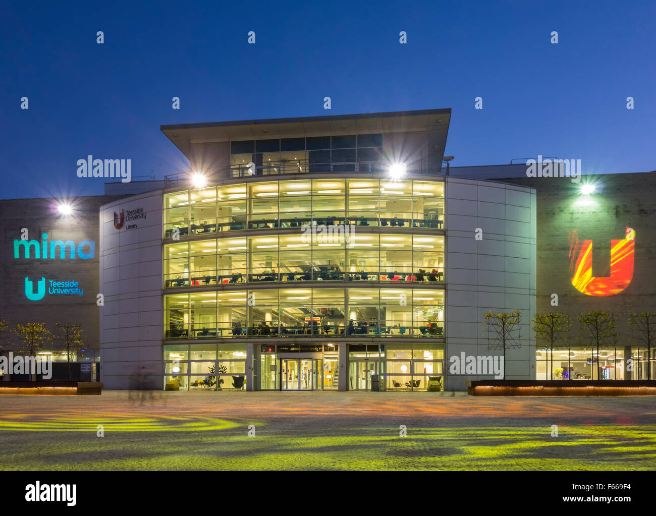 La biblioteca de la Universidad de Teesside al anochecer. En Middlesbrough, al noreste de Inglaterra. UK Foto de stock