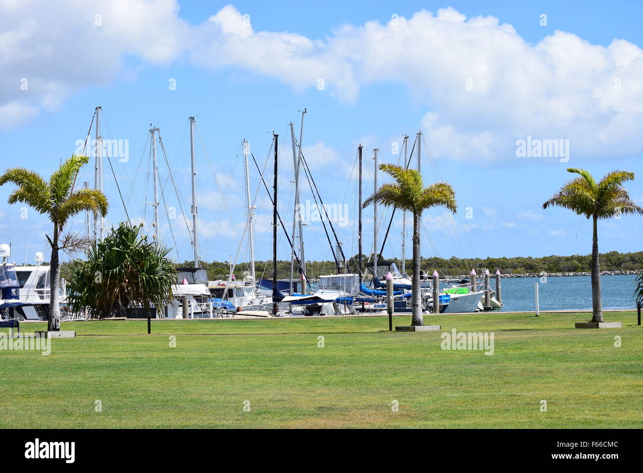 Soleado con vistas al puerto deportivo de Bundaberg, Queensland, Australia Foto de stock
