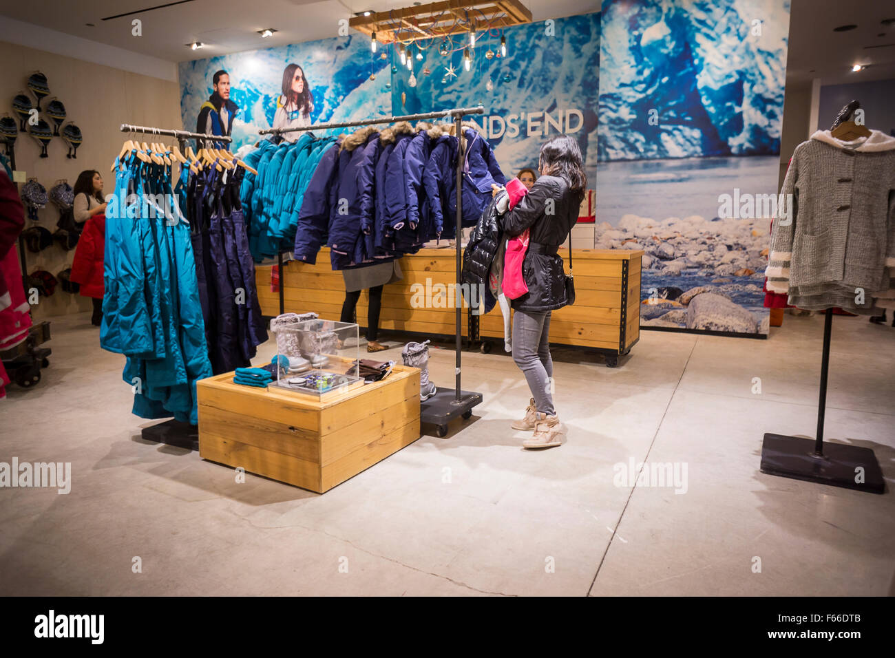 Ropa para la venta en la tienda Sears de Kitchener, ON, Canadá Fotografía  de stock - Alamy