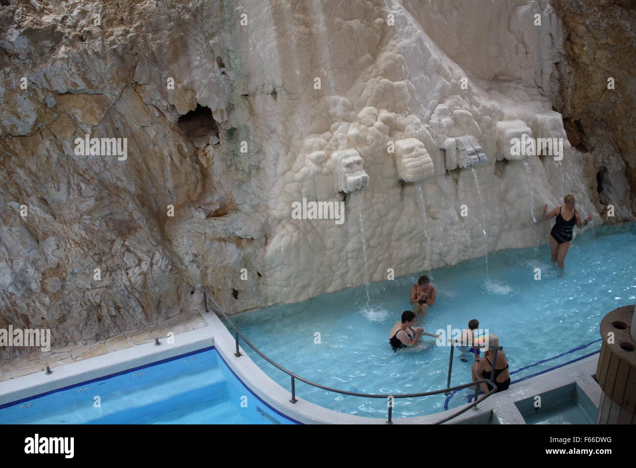 En Miskolc, Hungría 12th, noviembre de 2015 personas disfrutan de estancia en Miskolc Tapolca Barlangfurdo Cueva Baño (BarlangfŸrd?). La cueva es un baño baño termal en una cueva natural en Miskolctapolca, que es parte de la ciudad de Miskolc, Hungría. El agua termal (temperatura de 30 ¡C a 36 ¡C ) es reputado para reducir el dolor en las articulaciones.El baño de la cueva puede ser visitada todo el año, excepto durante el mes de enero. Crédito: Michal Fludra/Alamy Live News Foto de stock