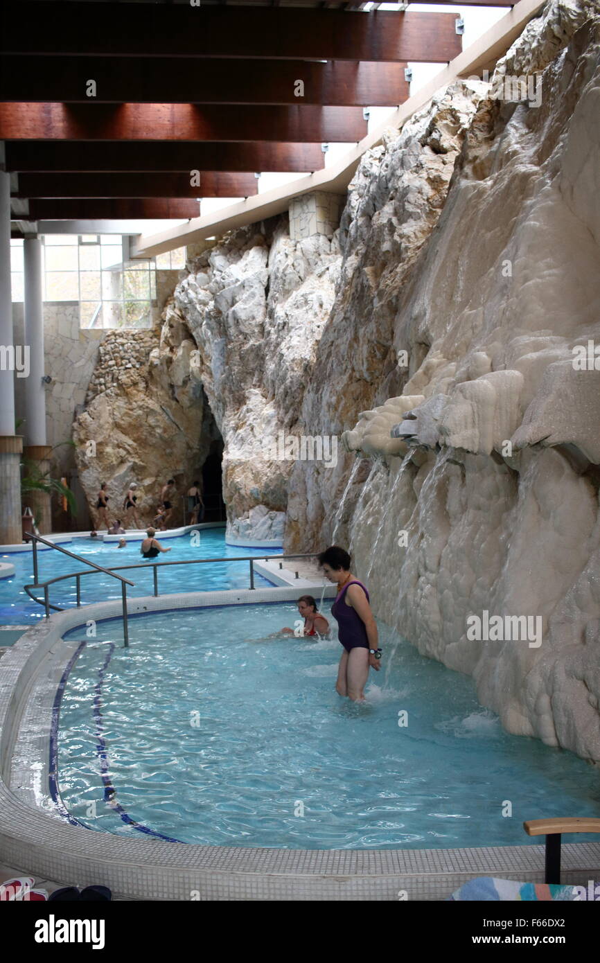 En Miskolc, Hungría 12th, noviembre de 2015 personas disfrutan de estancia en Miskolc Tapolca Barlangfurdo Cueva Baño (BarlangfŸrd?). La cueva es un baño baño termal en una cueva natural en Miskolctapolca, que es parte de la ciudad de Miskolc, Hungría. El agua termal (temperatura de 30 ¡C a 36 ¡C ) es reputado para reducir el dolor en las articulaciones.El baño de la cueva puede ser visitada todo el año, excepto durante el mes de enero. Crédito: Michal Fludra/Alamy Live News Foto de stock