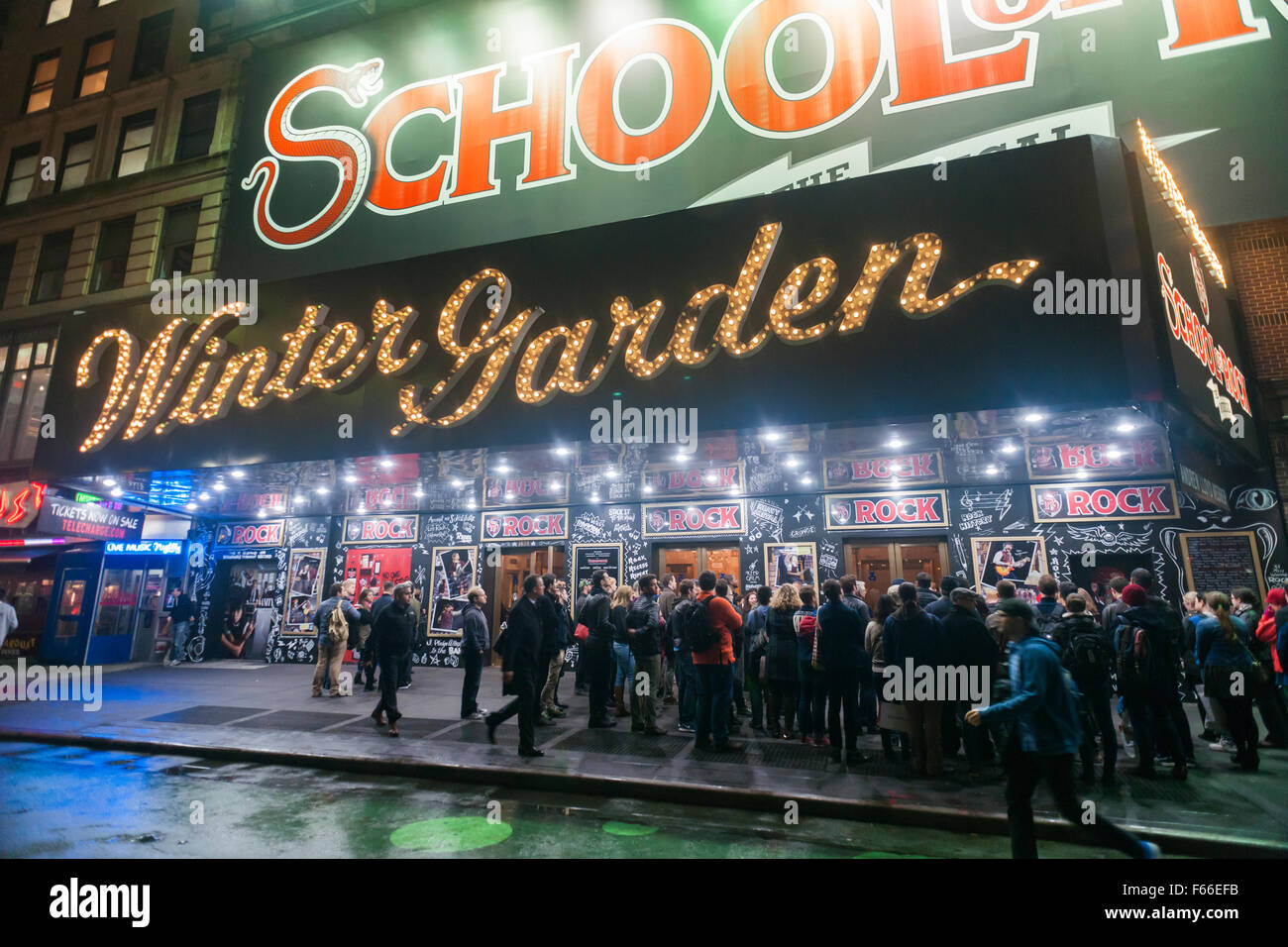 Theatre goers muster por rush tickets en frente del Winter Garden Theatre en Broadway en Nueva York, donde la Escuela de Rock musical es en la vista previa, el martes, 10 de noviembre de 2015. (© Richard B. Levine) Foto de stock