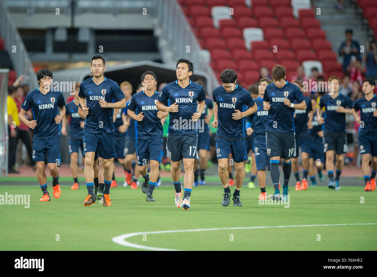 Equipo de Japón, el calentamiento, el Japón vs Singapur en la Copa Mundial de la FIFA 2018 Rusia calificadores Ronda 2 - Grupo E en el Sports Hub Stadium el 12 de noviembre de 2015 en Singapur. Japón vence a Singapur por 3-0. (Foto por Haruhiko Otsuka/Nippon News & Aflo) Foto de stock