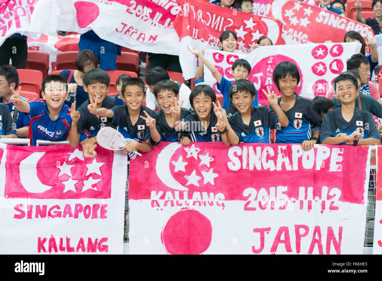 Los jóvenes japoneses suppoters, antes de que Japón vs Singapur en la Copa Mundial de la FIFA 2018 Rusia calificadores Ronda 2 - Grupo E en el Sports Hub Stadium el 12 de noviembre de 2015 en Singapur. Japón vence a Singapur por 3-0. (Foto por Haruhiko Otsuka/Nippon News & Aflo) Foto de stock