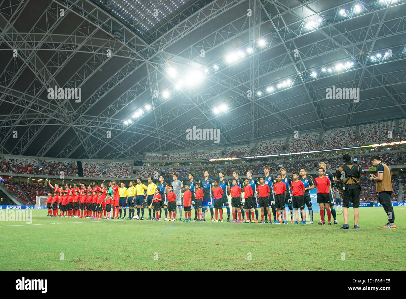 Japón vs Singapur en la Copa Mundial de la FIFA 2018 Rusia calificadores Ronda 2 - Grupo E en el Sports Hub Stadium el 12 de noviembre de 2015 en Singapur. Japón vence a Singapur por 3-0. (Foto por Haruhiko Otsuka/Nippon News & Aflo) Foto de stock