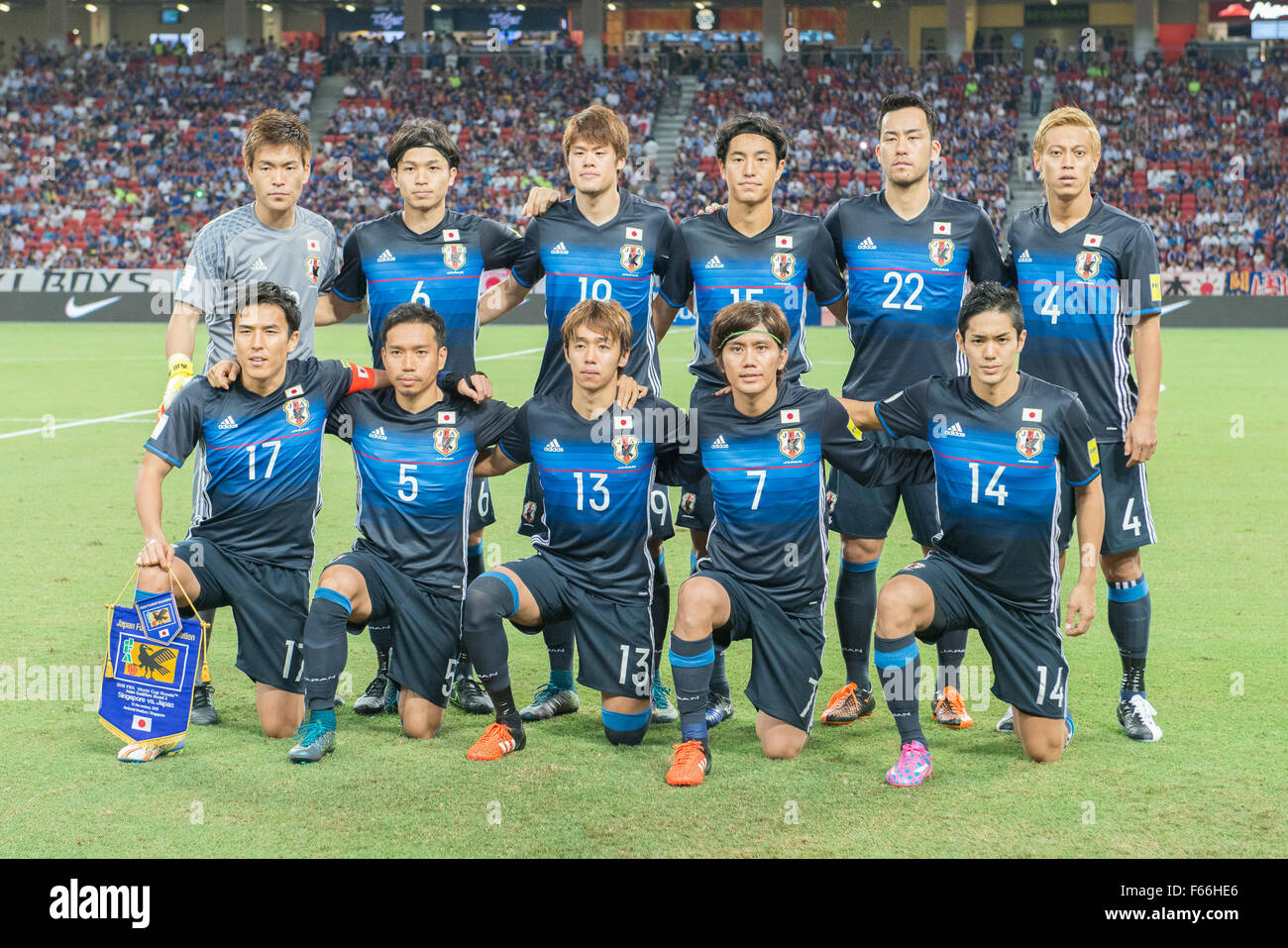 (L-R) Nishikawa Shūsaku, Masato Morishige, Hiroki Sakai, Kanazaki Mu, Yoshida Maya, Honda Keisuke, Makoto Hasebe, Yuto Nagatomo, Hiroshi Kiyotake, Kashiwagi Yusuke, Muto Yoshinori, en la Copa Mundial de la FIFA 2018 Rusia calificadores Ronda 2 - Grupo E en el Sports Hub Stadium el 12 de noviembre de 2015 en Singapur. Japón ganó a Singapur por 3-0. (Foto por Haruhiko Otsuka/Nippon News & Aflo) Foto de stock