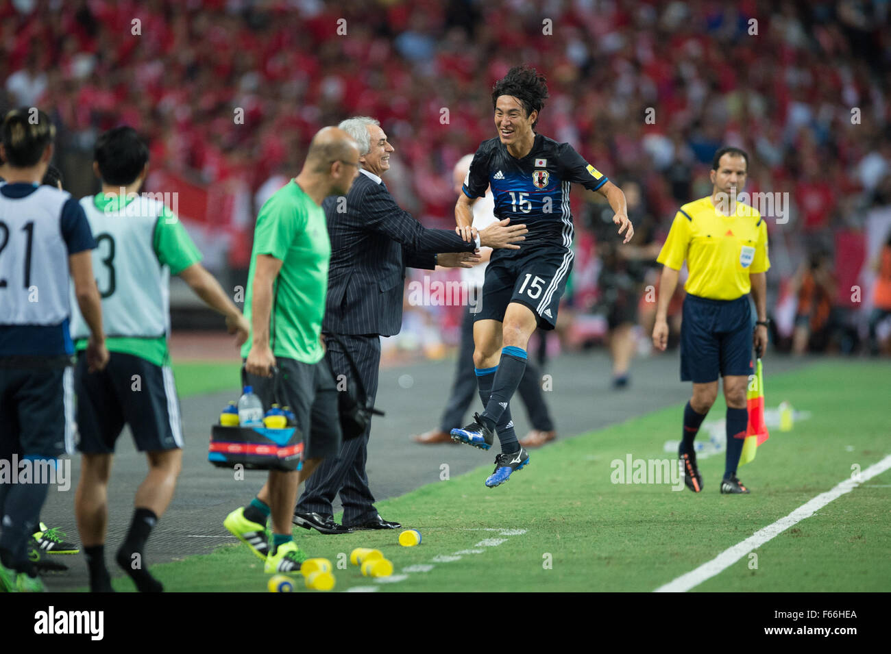 Kanazaki Mu (JPN) celebra el primer gol en la Copa Mundial de la FIFA 2018 Rusia calificadores Ronda 2 - Grupo E en el Sports Hub Stadium el 12 de noviembre de 2015 en Singapur. Japón ganó a Singapur por 3-0. (Foto por Haruhiko Otsuka/Nippon News & Aflo) Foto de stock