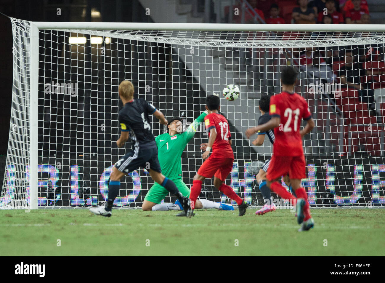 Keisuke Honda hace el segundo gol en la Copa Mundial de la FIFA 2018 Rusia calificadores Ronda 2 - Grupo E en el Sports Hub Stadium el 12 de noviembre de 2015 en Singapur. Japón ganó a Singapur por 3-0. (Foto por Haruhiko Otsuka/Nippon News & Aflo) Foto de stock