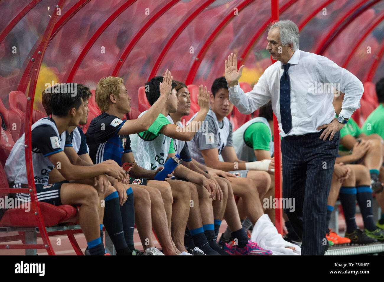 Vahid Halilhodzic fue asegurado de ganar este juego, Japón vs Singapur en la Copa Mundial de la FIFA 2018 Rusia calificadores Ronda 2 - Grupo E en el Sports Hub Stadium el 12 de noviembre de 2015 en Singapur. Japón vence a Singapur por 3-0. (Foto por Haruhiko Otsuka/Nippon News & Aflo) Foto de stock