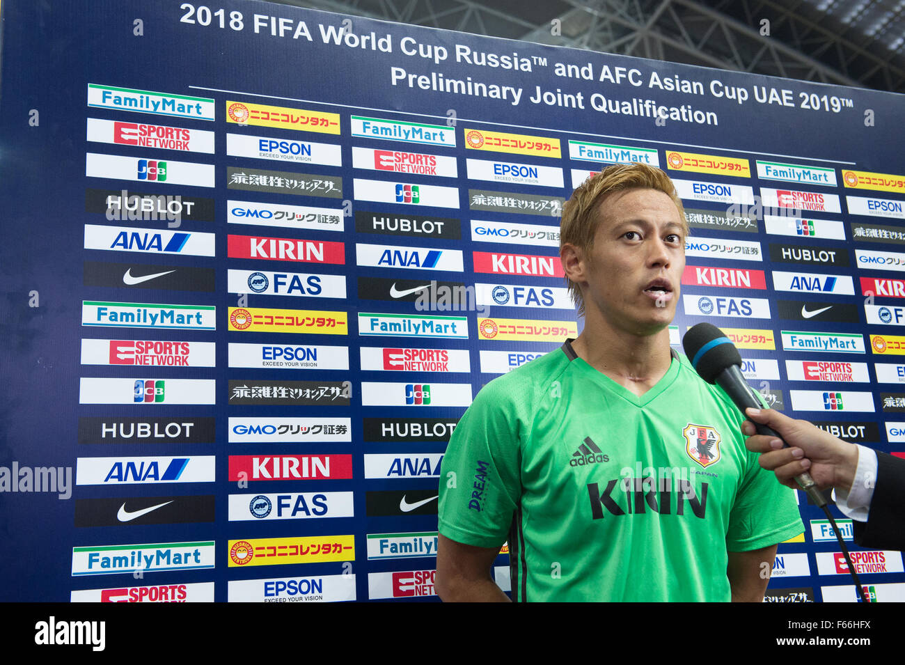 Keisuke Honda (JPN), durante la entrevista realizada después del partido Japón vs Singapur en la Copa Mundial de la FIFA 2018 Rusia calificadores Ronda 2 - Grupo E en el Sports Hub Stadium el 12 de noviembre de 2015 en Singapur. Japón vence a Singapur por 3-0. (Foto por Haruhiko Otsuka/Nippon News & Aflo) Foto de stock