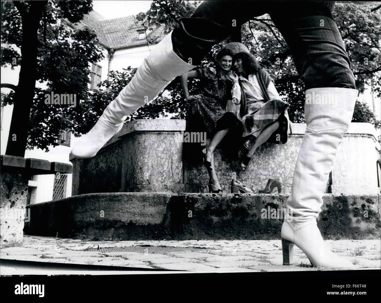 1979 - Show de moda para otoño e invierno 1978/1979 presentado ahora en el  oeste de Alemania, estas botas están hechas para el visitante, por  supuesto, pero especialmente para caminar en el