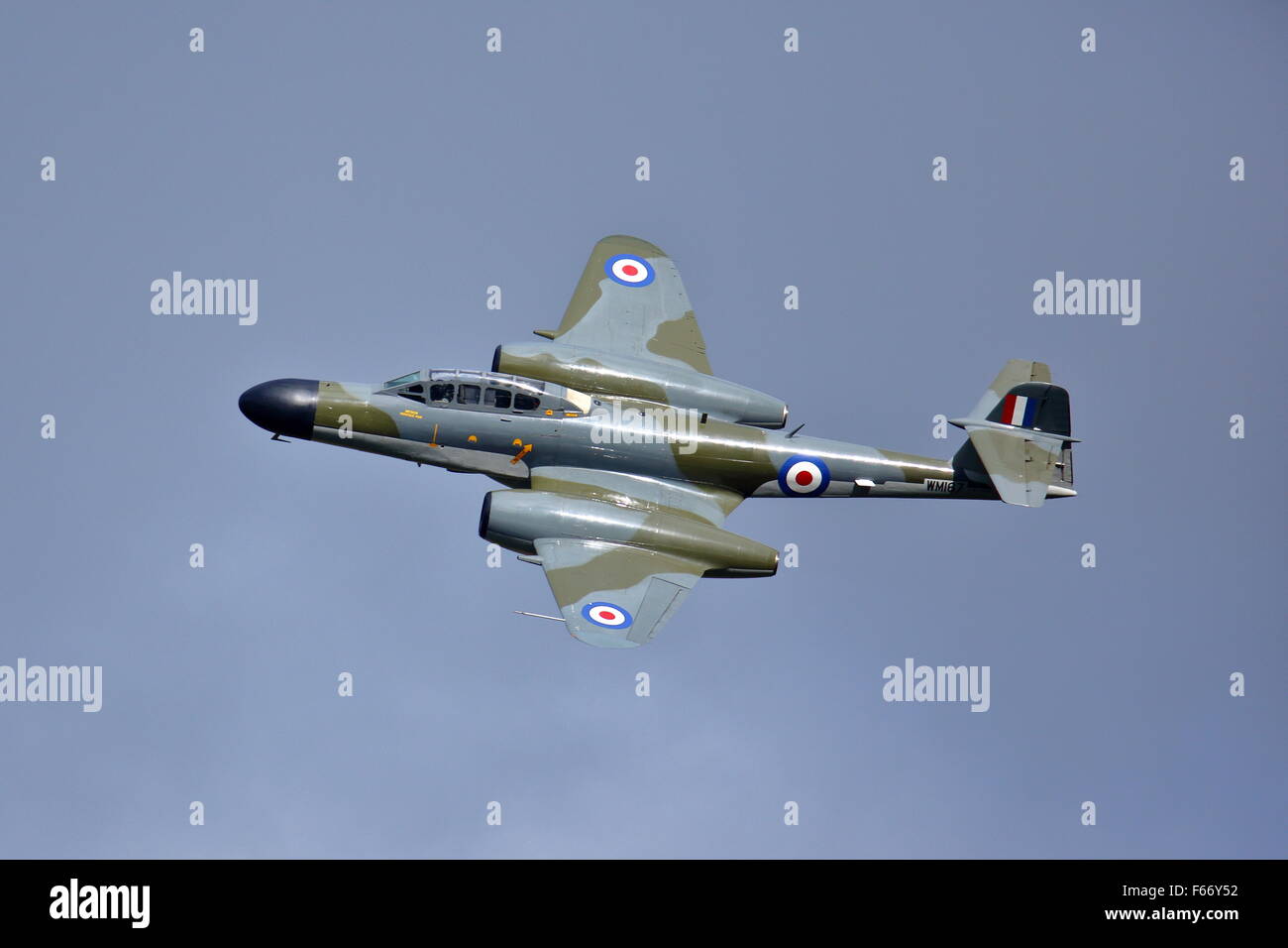 Gloster Meteor NF 11 en el aire Abingdon & Country Show 2015 Foto de stock