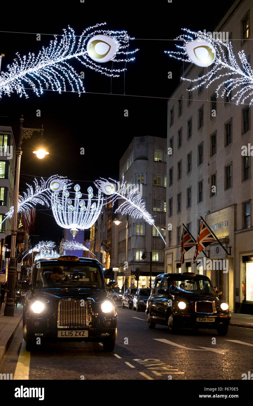 New Bond Street, Londres, 12 de noviembre de 2015: En una relativamente cálidos, el jueves por la noche, los compradores y los taxis están en las calles del West End de Londres, donde la Bond Street las luces de Navidad se acaba de encender. Scott Hortop / Alamy Live News Foto de stock