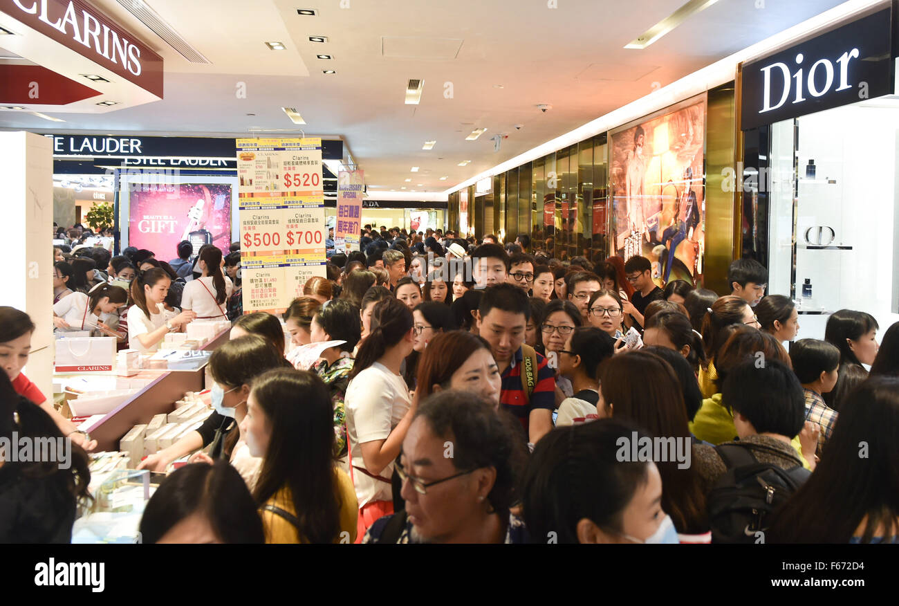 Hong Kong, China. 13 Nov, 2015. Las personas pululan en un centro comercial en Hong Kong, sur de China, el 13 de noviembre de 2015. La temporada de descuento en Hong Kong normalmente empieza a mediados de noviembre y finaliza en el día de Año Nuevo del año próximo. © Ng Wing Kin/Xinhua/Alamy Live News Foto de stock