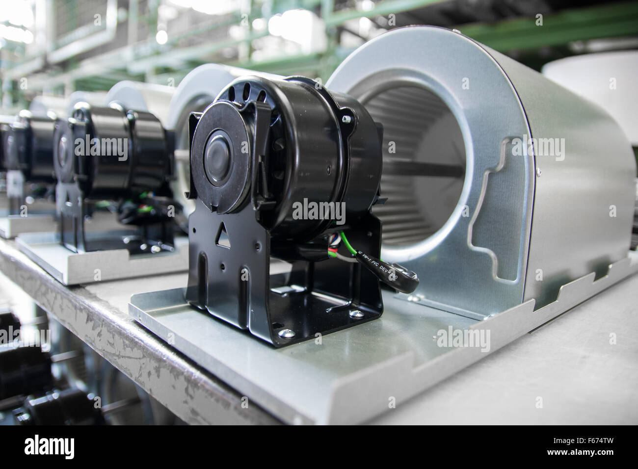 Motores de ventilador en los rodillos gravitacionales, listo para ser usado en la línea de montaje Foto de stock