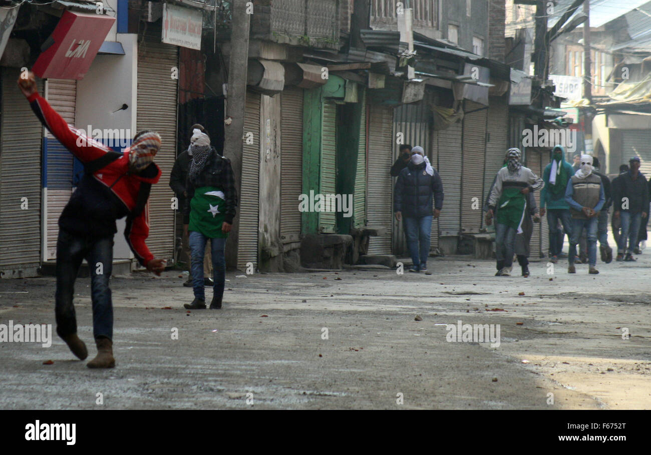 En Srinagar, Cachemira administrada por India:13 de noviembre . Manifestantes musulmanes cachemires enfrentamiento con policías indios.contra arresto spree otras violaciones de los derechos humanos y, recientemente, el asesinato de un estudiante de ingeniería de Gowhar Nazir Dar 22años de edad fue asesinado a tiros por fuerzas paramilitares indias cuando un shell gas lacrimógeno golpeó la cabeza en Noviembre 07 horas después de que el primer ministro de la India, Narendra Modi dirigió una manifestación pública En Sher-I-Cachemira Cricket Stadium en Srinaga Crédito: Sofi Suhail/Alamy Live News Foto de stock