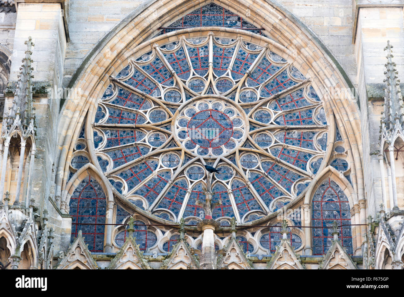 Una vidriera de la catedral de Chalon en champagne Francia Foto de stock