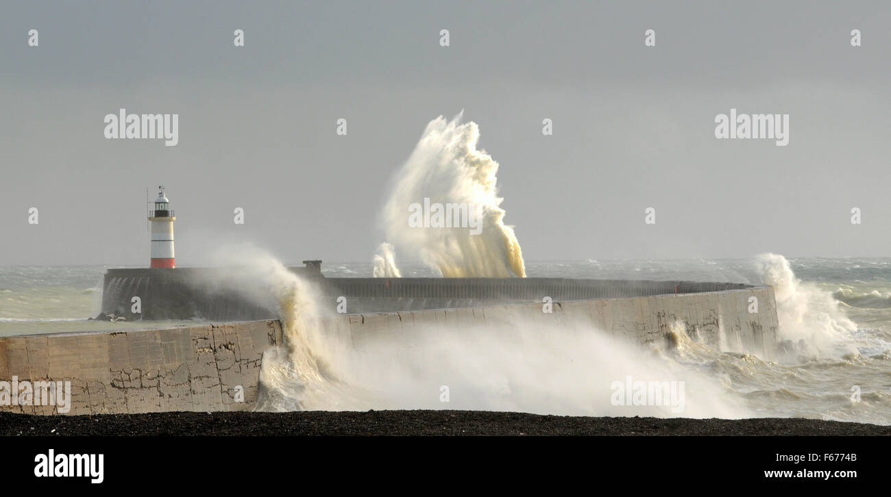 Newhaven, East Sussex, Reino Unido. 13 de noviembre de 2015. Mar entrecortado a medida que el viento aumenta en la costa sur Foto de stock