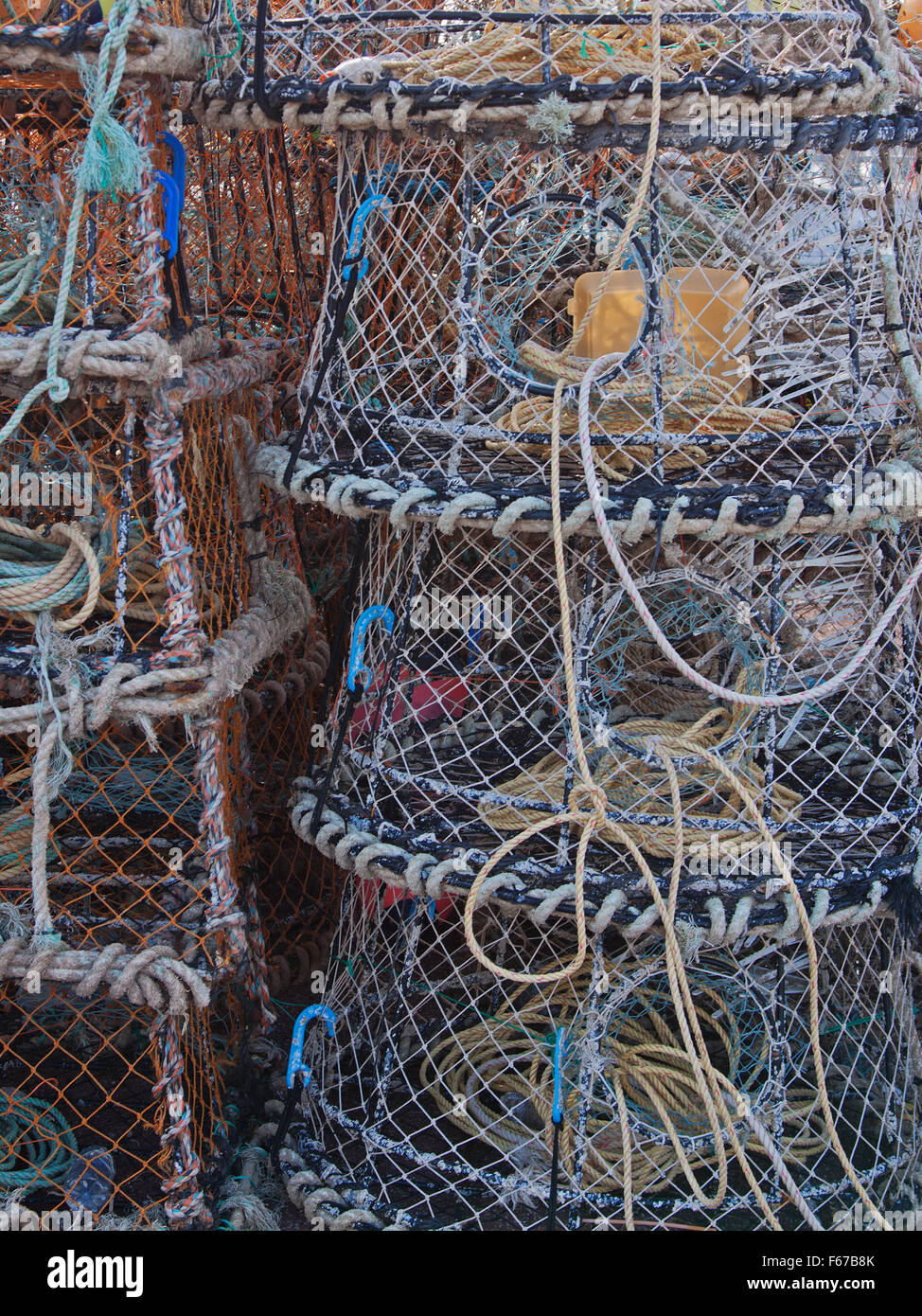 Los pescadores tradicionales de creels utiliza para atrapar las langostas y los cangrejos apiladas en un muelle de Devon Foto de stock