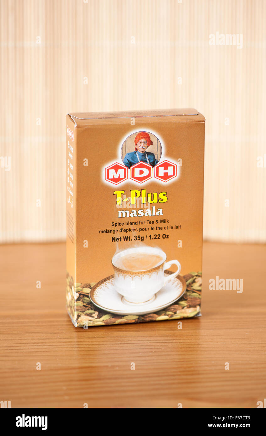 Mezcla de especias para el té y la leche, T Plus masala picante exótico sabor y aroma de MDH desde India, bebidas producto en polvo 35g Foto de stock