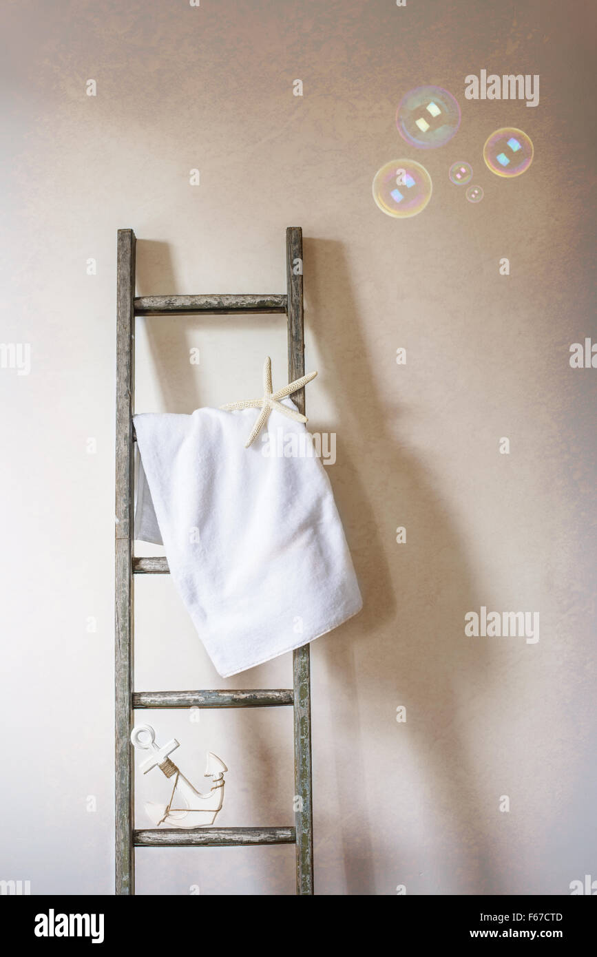 Escalera de madera colgador de toallas baño con toallas limpias, diseño  moderno Fotografía de stock - Alamy