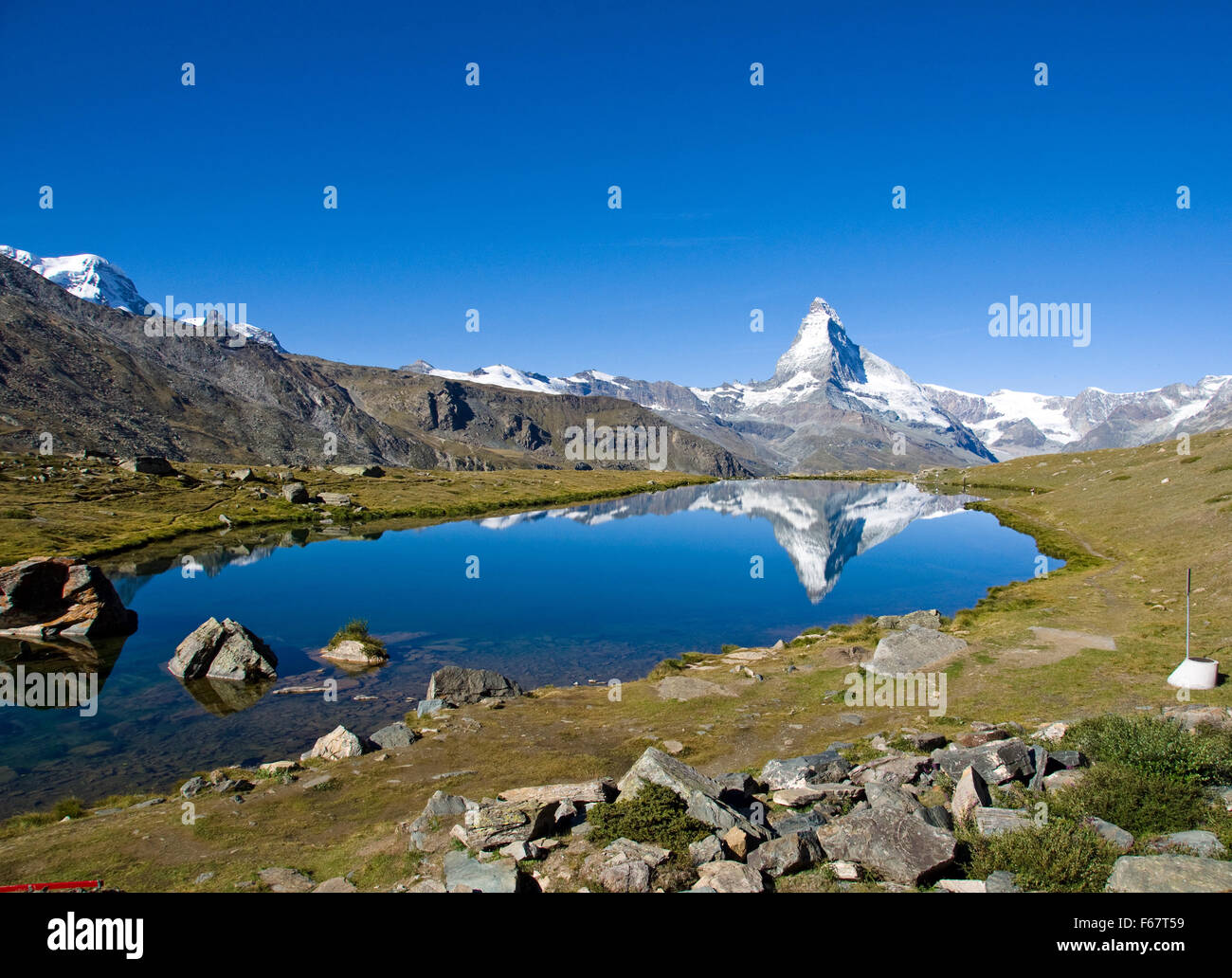 Stelisee con el Matterhorn en la espalda Foto de stock