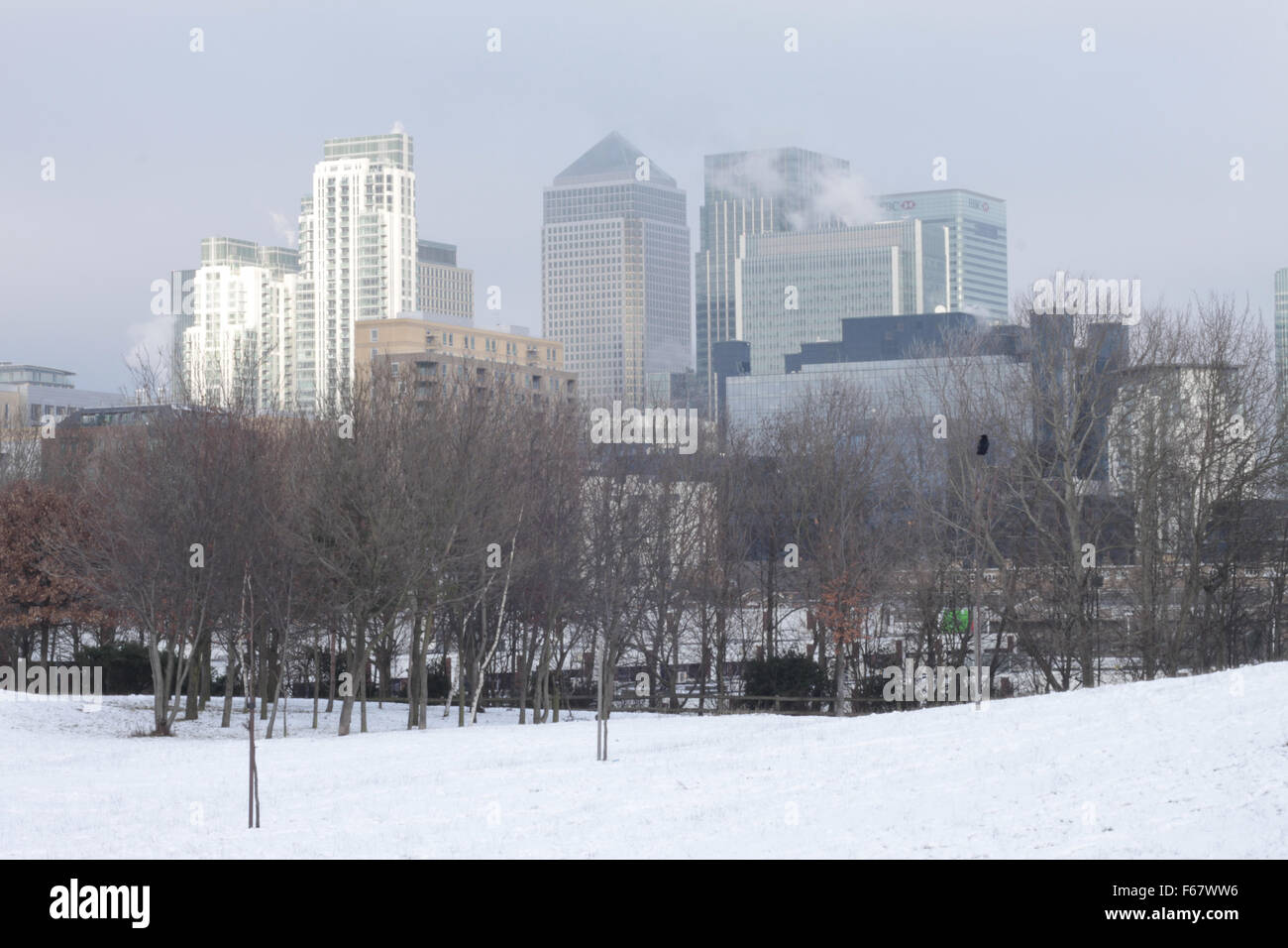Los Docklands de Londres edificios de Canary Wharf en la nieve Foto de stock