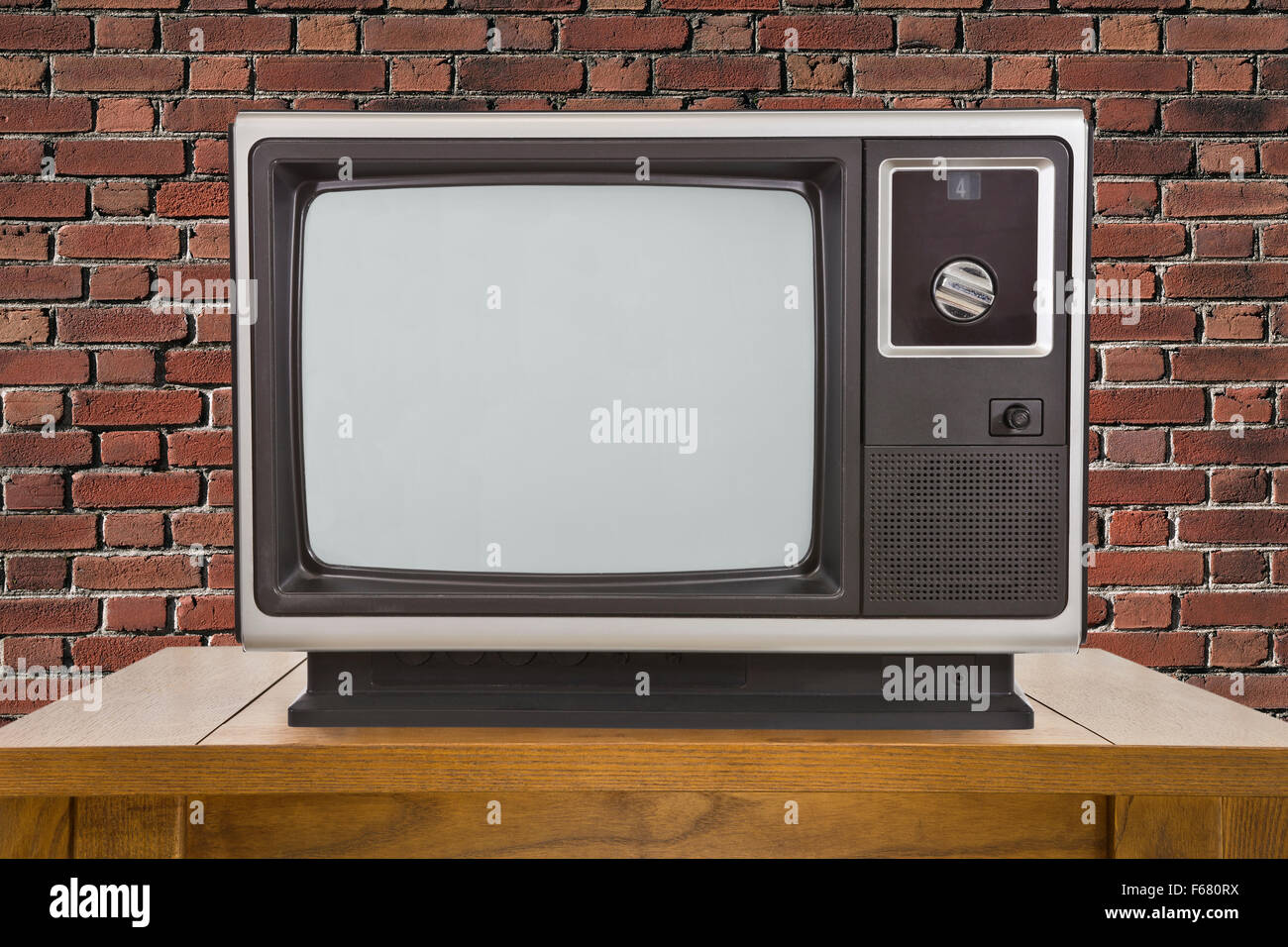 Reproductor de vídeo profesional de difusión, grabador y un casete. Equipo  de TV vintage con una estética púrpura, retro Fotografía de stock - Alamy