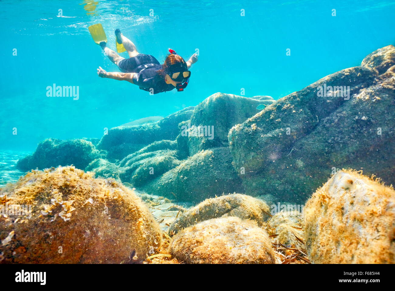Mujer buceo submarino, Costa Esmeralda, Cerdeña, Italia Foto de stock