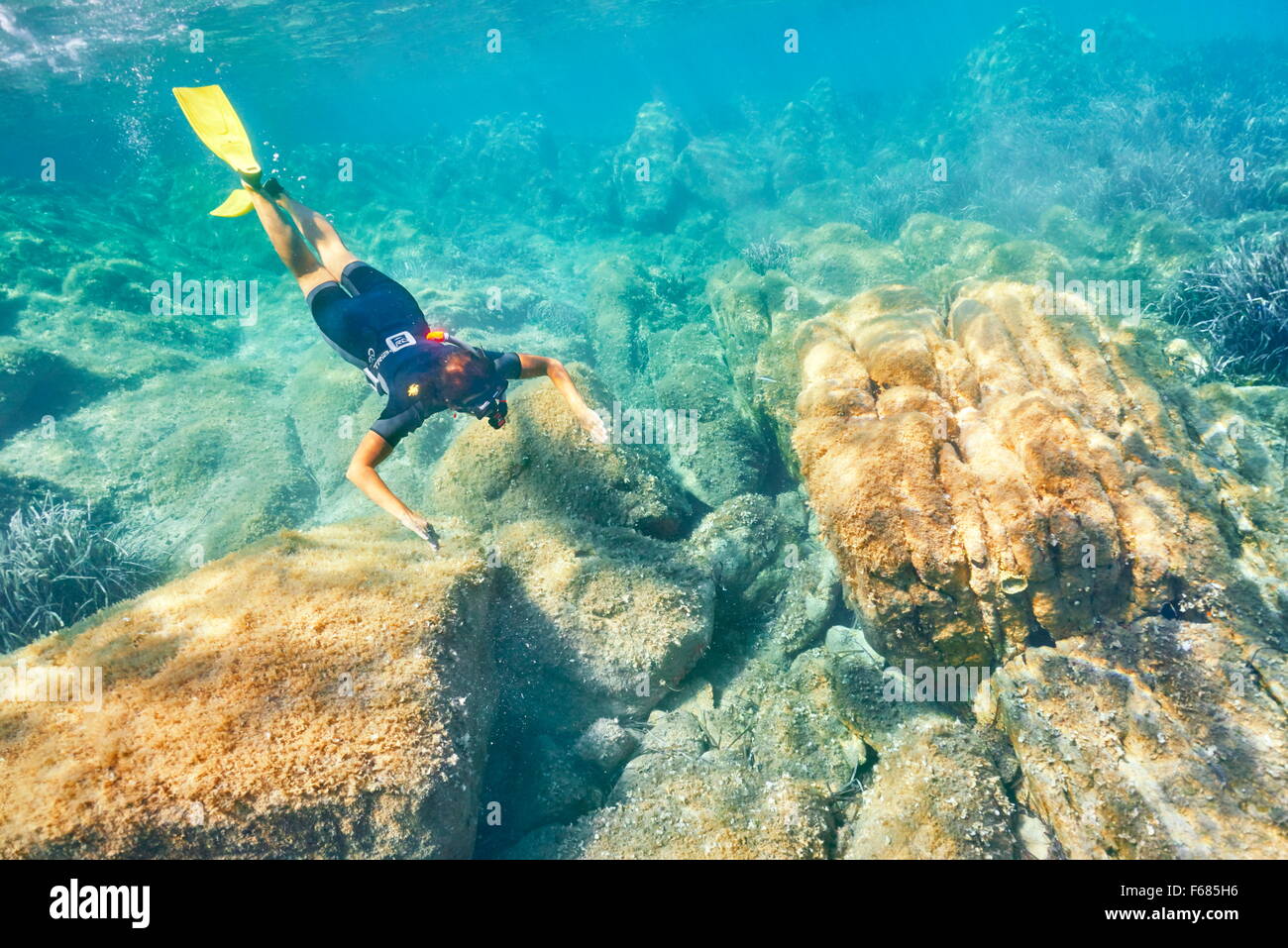 Mujer snorkeling en las aguas turquesas, Punta dei Capriccioli, Costa Esmeralda, Cerdeña, Italia Foto de stock