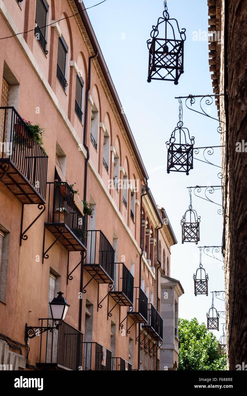 Toledo ESPAÑA,EUROPA,ESPAÑOL,HISPANIC Hanging Lanterns,Edificios,Residencias,Balcones,Calle Rojas,Spain150703061 Foto de stock
