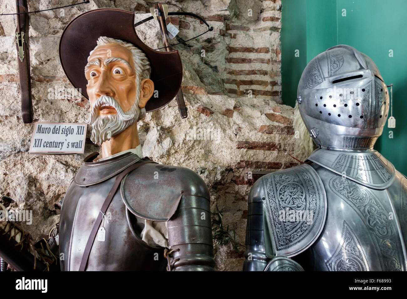 Toledo España,Europa,español,estatua de Don Quijote hispano,traje de  caballero de armadura,Spain150703112 Fotografía de stock - Alamy