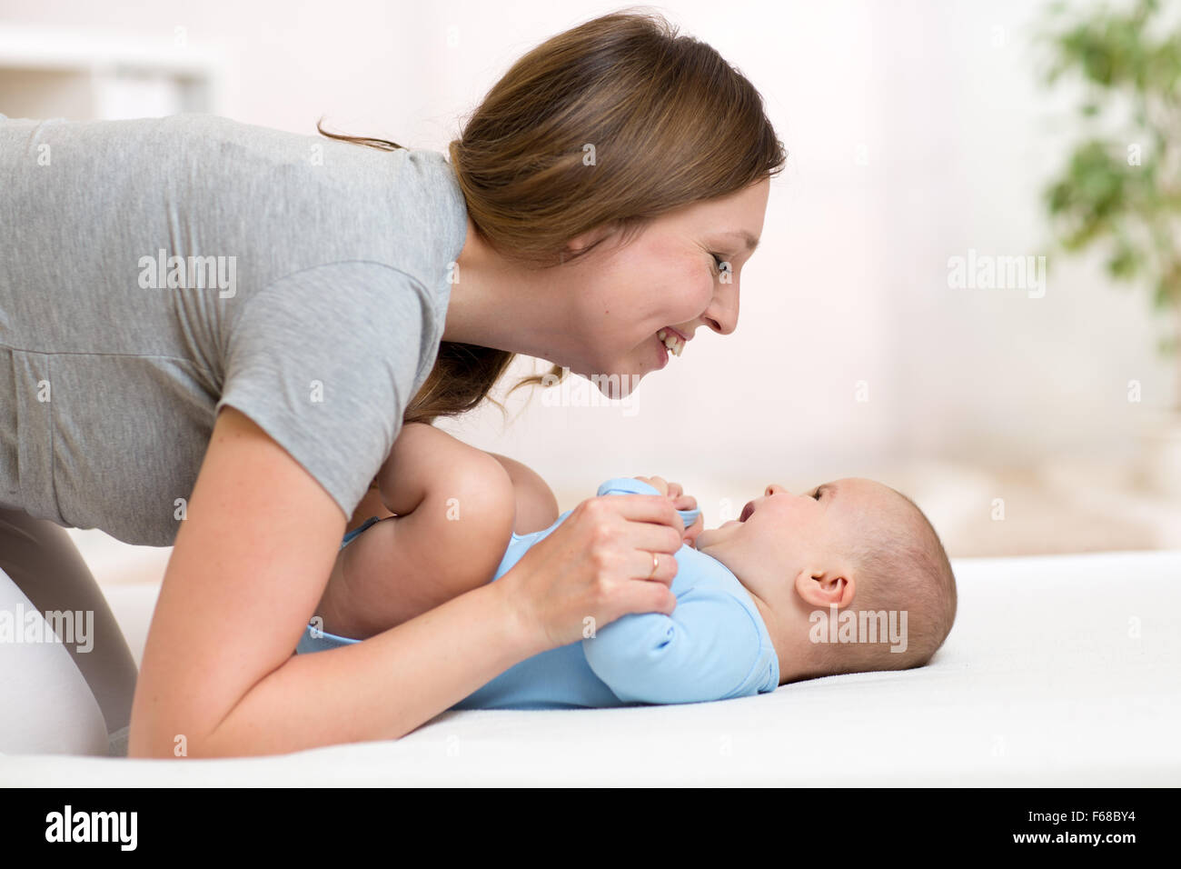 Retrato de la madre y el bebé feliz Foto de stock