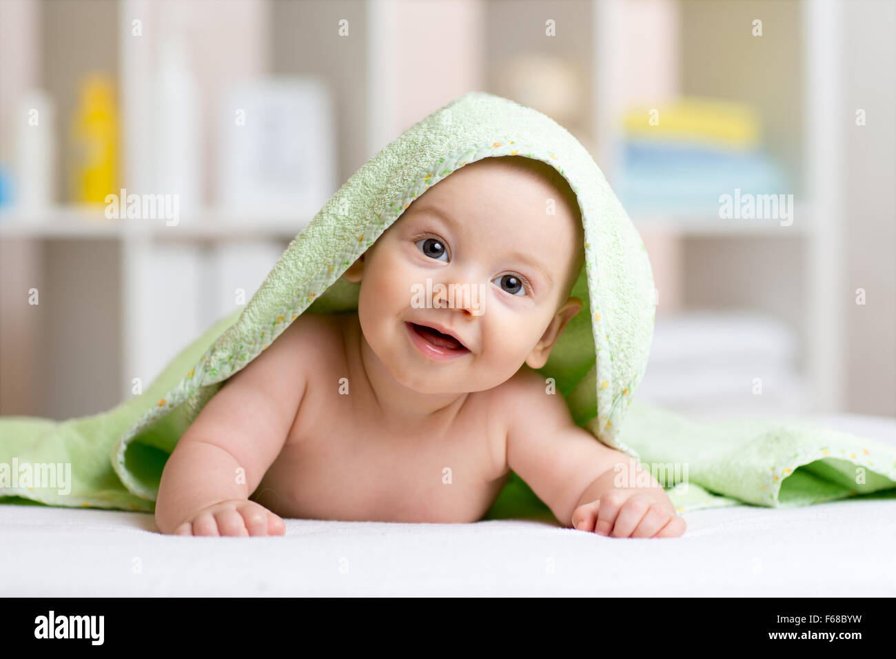 Bebé sonriendo después de la ducha o baño con toallas en la cabeza  Fotografía de stock - Alamy