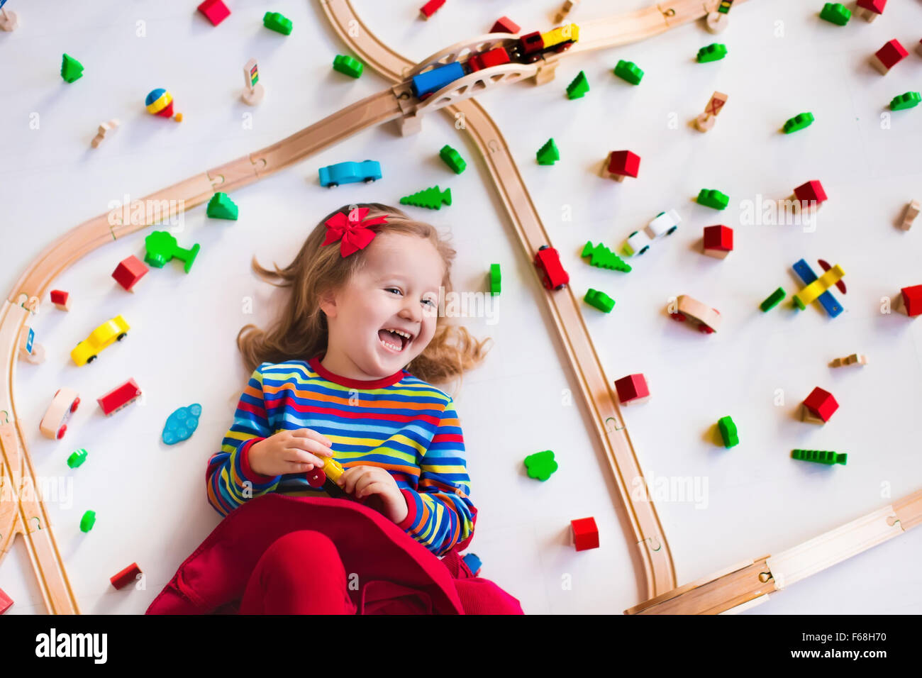 Niño Jugando Con Tren De Madera Barandas Y Coches Ferrocarril De Juguete Para Niños Juguetes 