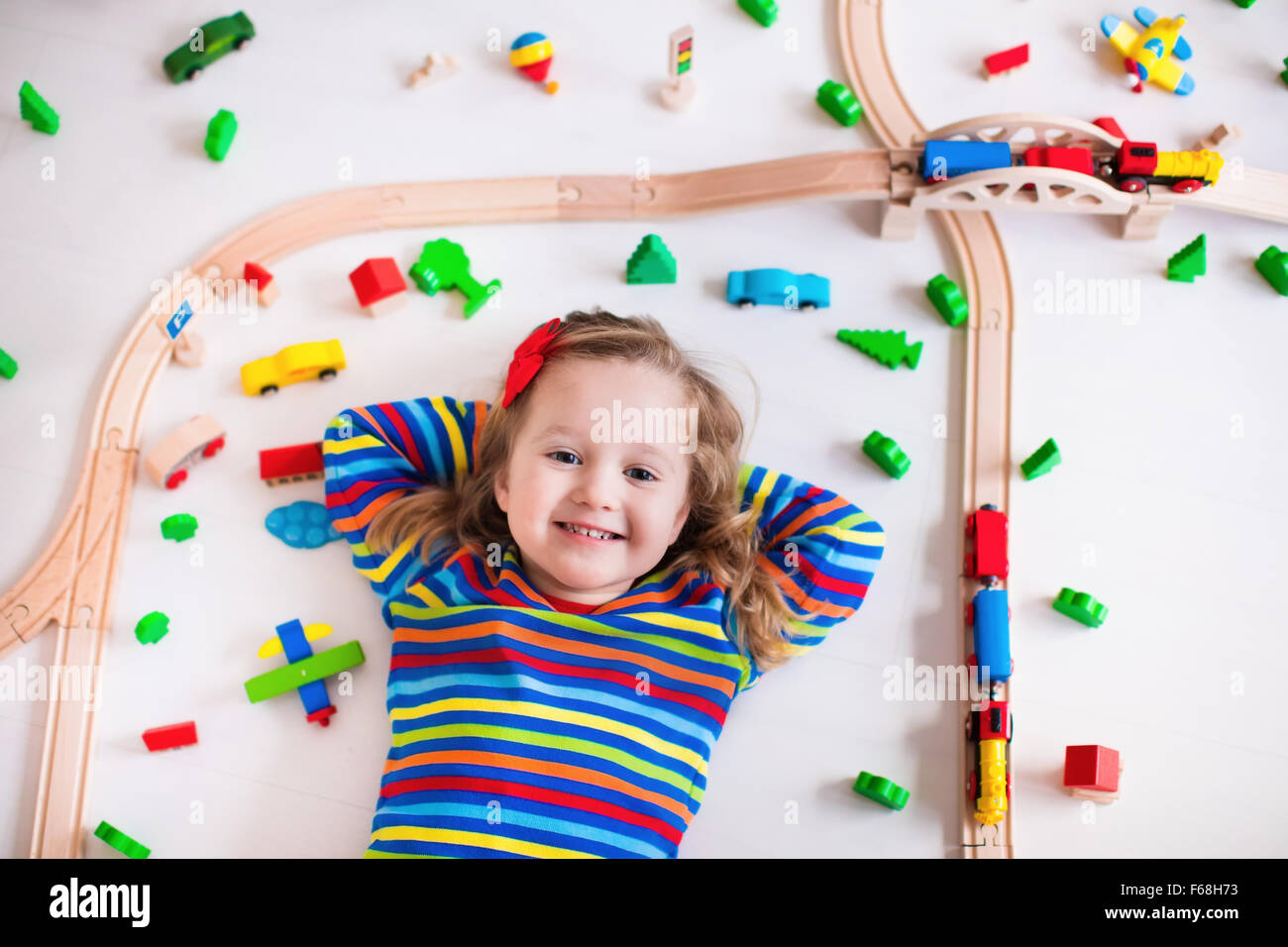 Niño Jugando Con Tren De Madera Barandas Y Coches Ferrocarril De Juguete Para Niños Juguetes 