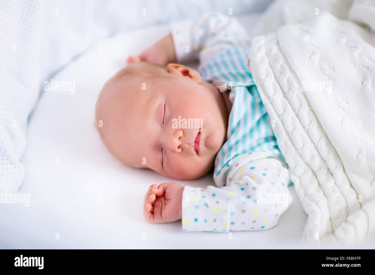 Bebé niña durmiendo en la canasta fotografías e imágenes de alta resolución  - Página 6 - Alamy