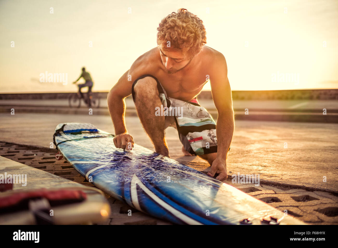 Encerando tabla de surf fotografías e imágenes de alta resolución - Alamy