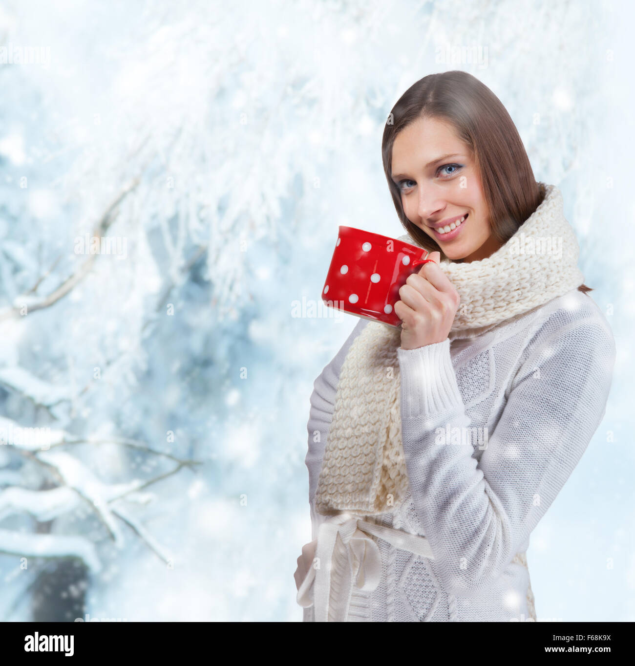 Bella mujer con ropa de invierno fuera