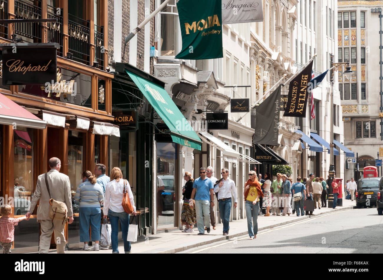 Tiendas caras en New Bond Street, Londres, Inglaterra, Reino Unido. Foto de stock