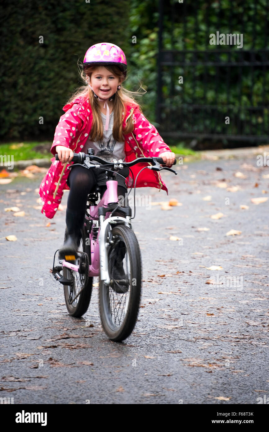 Pequeña Niña Asiática De 2 Años Con Casco De Seguridad Aprendiendo a Andar  En Bicicleta De Primer Equilibrio, Ciclismo Infantil E Imagen de archivo -  Imagen de bicicleta, hija: 197741907