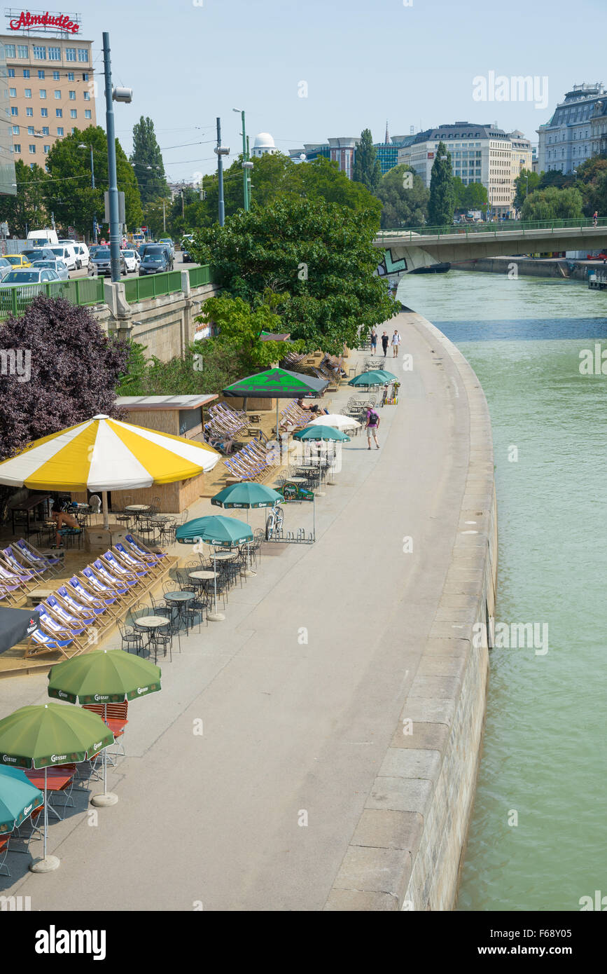 WIEN - 3 de agosto: La gente tomando sol en la orilla equipada con silla de playa a orillas del Danubio, el 3 de agosto de 20 Foto de stock