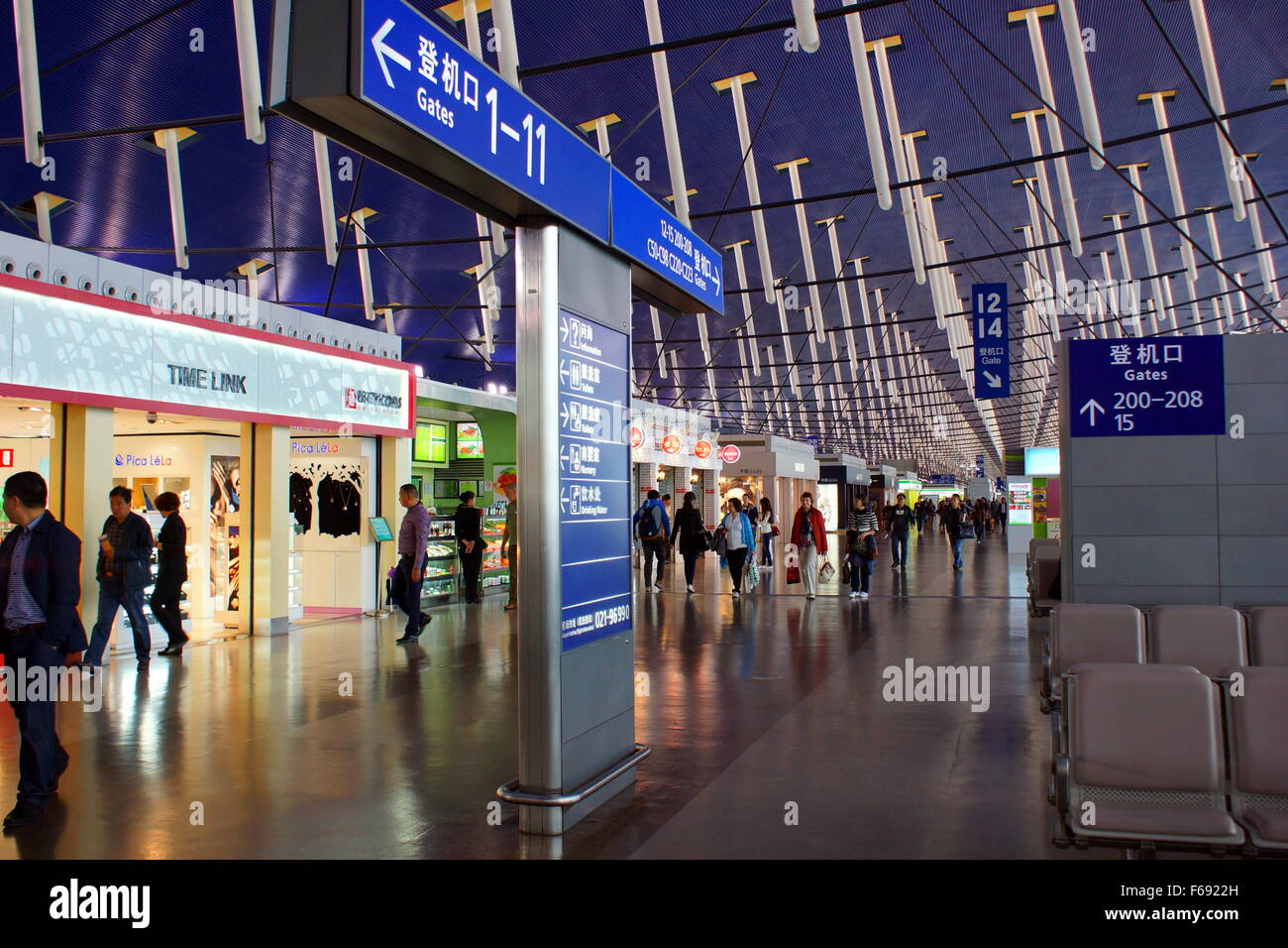 El aeropuerto internacional de Pudong de Shanghai, China sólo editorial. Foto de stock