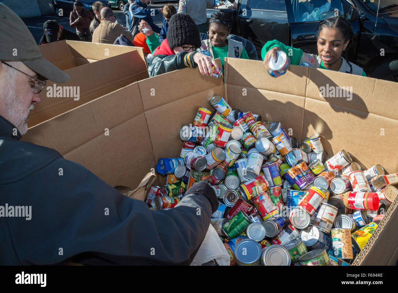 Saint Clair Shores, Michigan, Estados Unidos. Los voluntarios pack  alimentos donados por las familias necesitadas en el área de Detroit en un  programa anual llamado Escultismo para alimentos. Los Boy Scouts y
